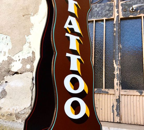 Cartello bifacciale tattoo - insegna dipinta a mano Tattoo