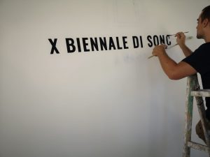 logo dipinto a mano biennale di soncino