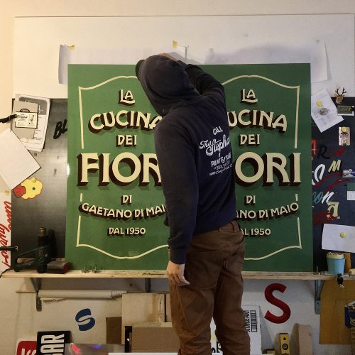 insegna-bifacciale-disegnata-e-dipinta-a-mano-brescia-milano-bergamo
