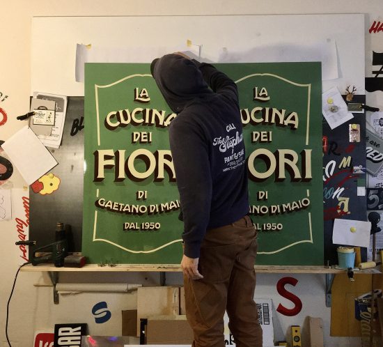 insegna-bifacciale-disegnata-e-dipinta-a-mano-brescia-milano-bergamo