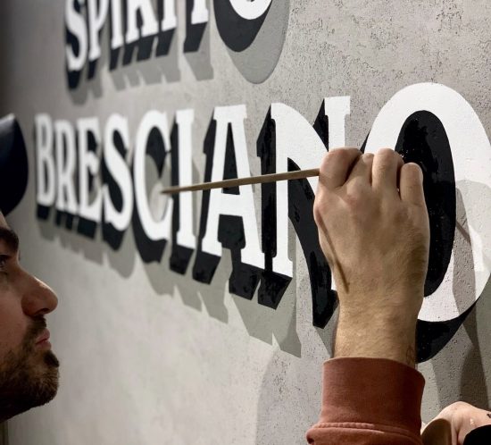 insegna-scritta-su-parete-murale-brescia