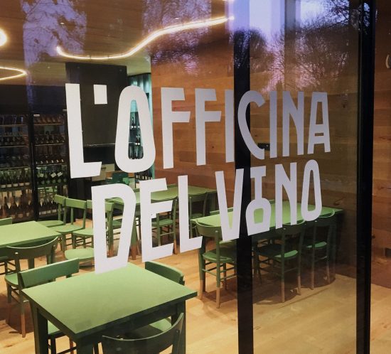 L'Officina del Vino - Vetrina dipinta a mano a Treviso