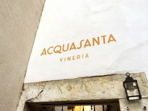 Vineria Acquasanta Brescia - Scritta dipinta a mano su facciata di edificio Vineria Acquasanta Brescia - Scritta dipinta a mano su facciata di edificio