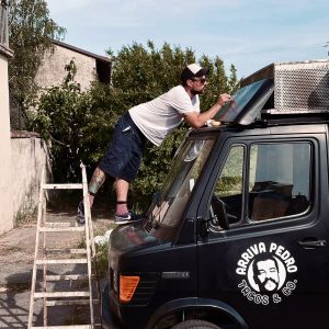 Personalizzazione di un food truck dipinto a mano Personalizzazione di un food truck dipinto a mano