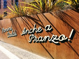 Insegna - Scritta a mano dipinta su fioriera acciaio corten - stile invecchiato Insegna - Scritta a mano dipinta su fioriera acciaio corten - stile invecchiato