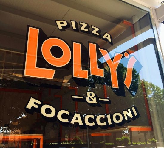 Vetrina Lolly's pizza dipinta a mano a Piacenza da un signpainter italiano