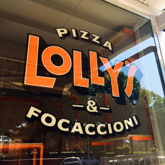 Vetrina Lolly's pizza dipinta a mano a Piacenza da un signpainter italiano