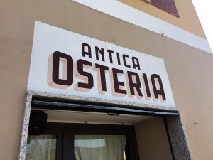 Insegna antica osteria dipinta a mano su muro Insegna antica osteria dipinta a mano su muro