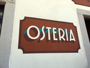 Insegna osteria dipinta a mano su muro con effetto tridimensionale Insegna osteria dipinta a mano su muro con effetto tridimensionale
