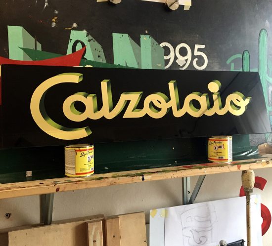 Insegna stile antica calzolaio con foglia oro