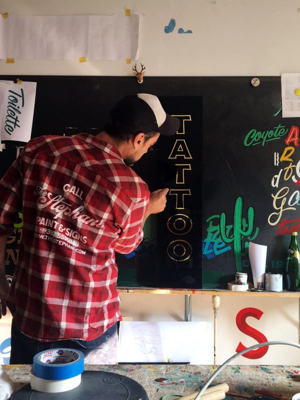 Insegna Tattoo dipinta a mano con foglia oro Insegna Tattoo dipinta a mano con foglia oro