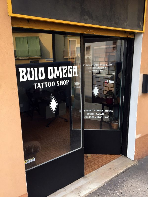 Buio Omega Tattoo Verona, vetrina dipinta a mano Buio Omega Tattoo Verona, vetrina dipinta a mano