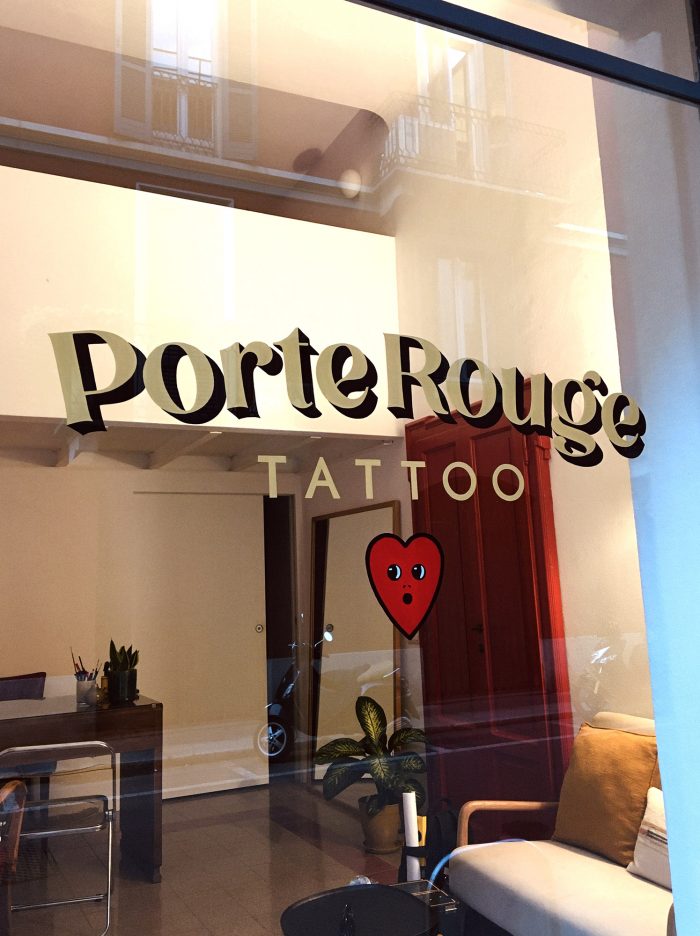 Porte Rouge Tattoo Milano, vetrina dipinta a mano Porte Rouge Tattoo Milano, vetrina dipinta a mano