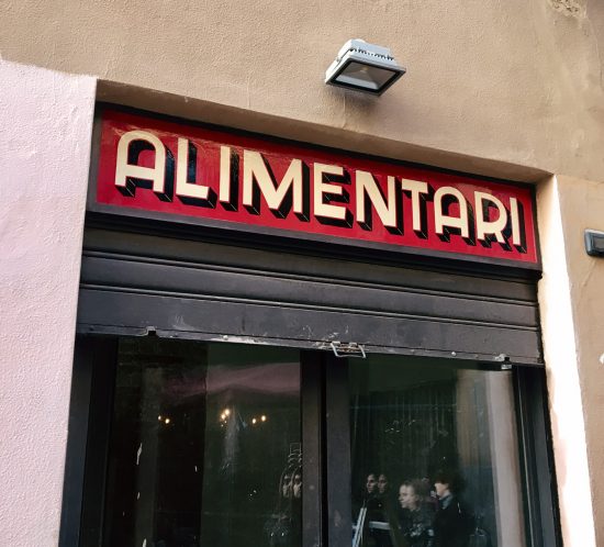 Insegna alimentari dipinta a mano su lamiera con effetto tridimensionale a Milano