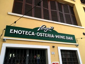 Insegna dipinta a mano su muro per enoteca osteria in Veneto Insegna dipinta a mano su muro per enoteca osteria in Veneto