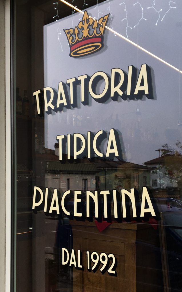 Insegna vetrina dipinta a mano per trattoria a Piacenza Insegna vetrina dipinta a mano per trattoria a Piacenza