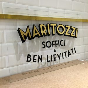 Insegna pasticceria gelateria dipinta su vetro con foglia oro vecchio stile vintage Insegna pasticceria gelateria dipinta su vetro con foglia oro vecchio stile vintage