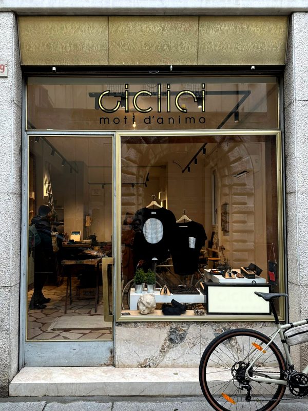 Insegna di negozio biciclette dipinta su vetro foglia oro stile vintage Insegna di negozio biciclette dipinta su vetro foglia oro stile vintage