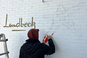 Lundbeck Italia Padova - insegna dipinta su parete di mattoni Lundbeck Italia Padova - insegna dipinta su parete di mattoni