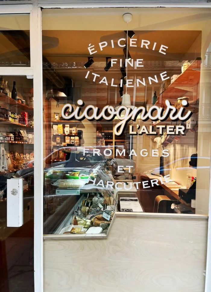 Ciao gnari - Insegna salumeria epicerie francese dipinta a mano su vetrina a Parigi Ciao gnari - Insegna salumeria epicerie francese dipinta a mano su vetrina a Parigi
