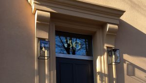 Numero civico per residenza privata dipinto a mano su vetro con foglia oro Numero civico per residenza privata dipinto a mano su vetro con foglia oro