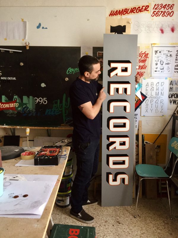 RECORDS - Insegna record store Milano disegnata e dipinta a mano RECORDS - Insegna record store Milano disegnata e dipinta a mano