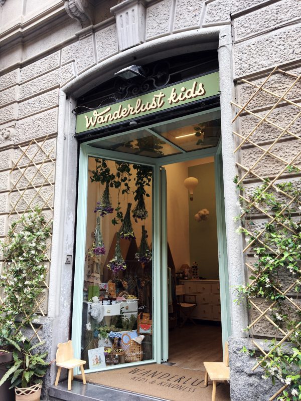 Insegna dipinta a mano Wanderlust Kids Milano Porta Venezia Insegna dipinta a mano Wanderlust Kids Milano Porta Venezia