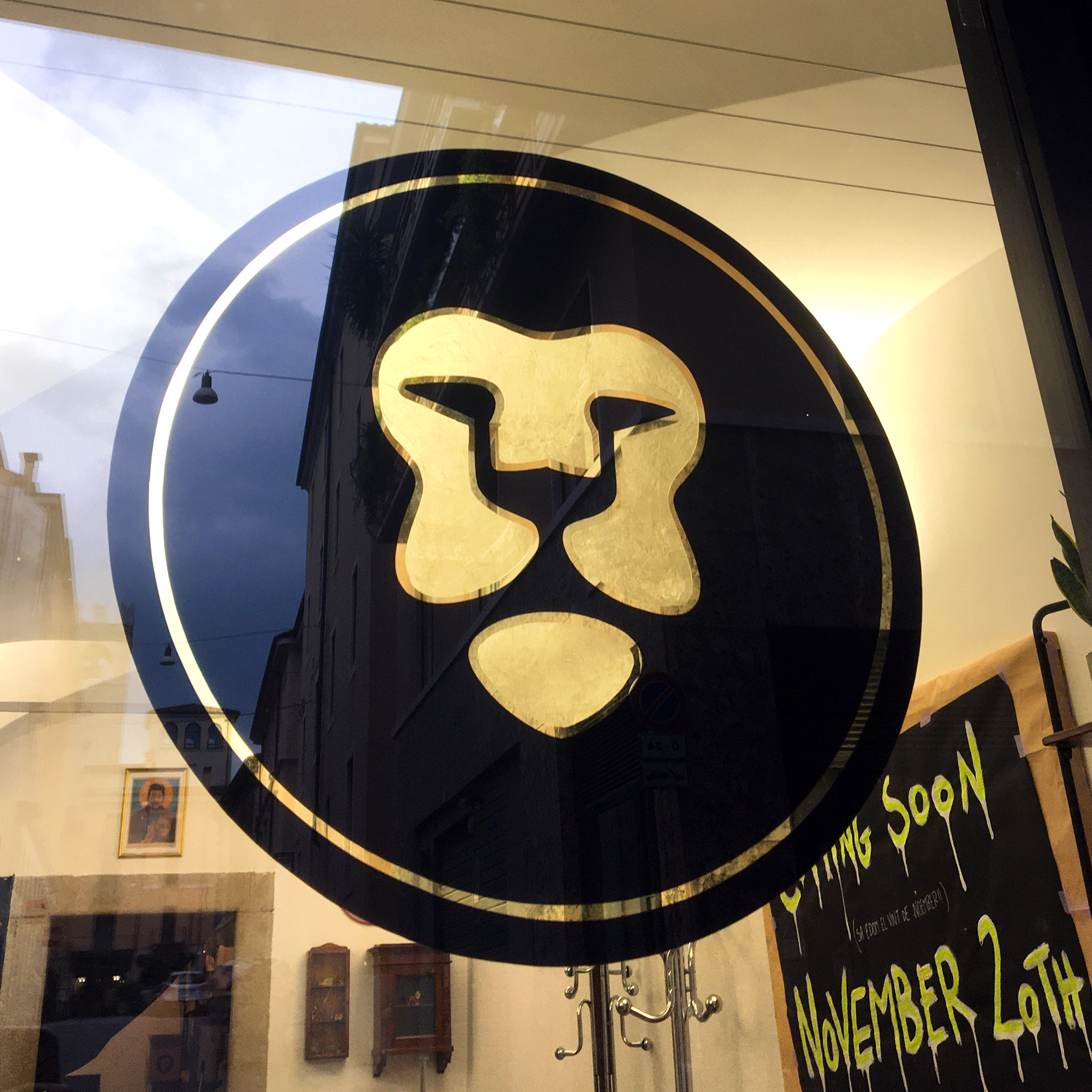 Logo Amaro Guelfo Brescia dipinto a mano su vetrina con foglia oro