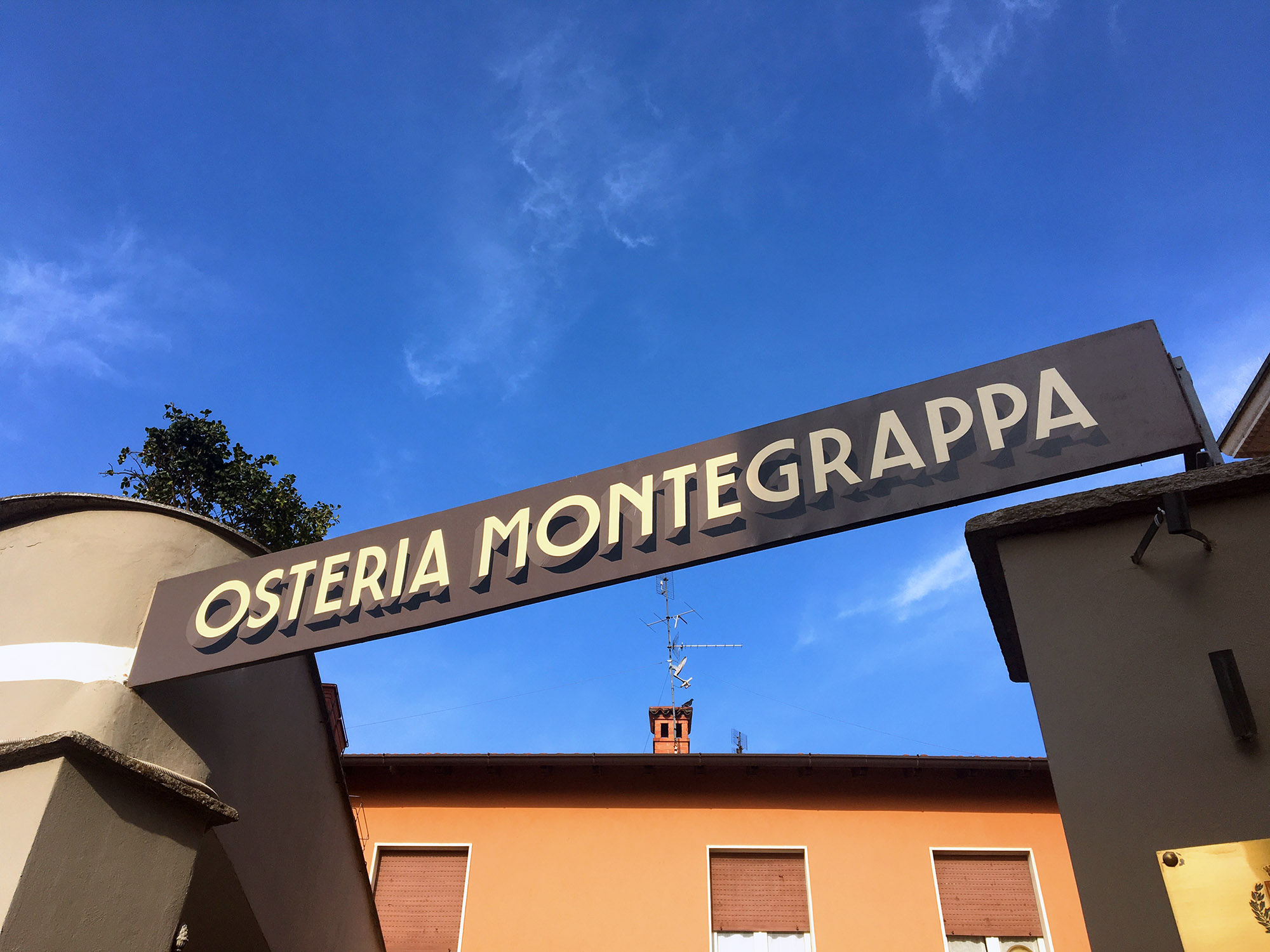 Insegna dipinta a mano per Osteria Montegrappa di Lacchiarella