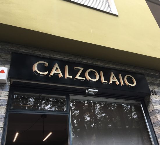 Insegna calzolaio dipinta a mano su lamiera a Brescia