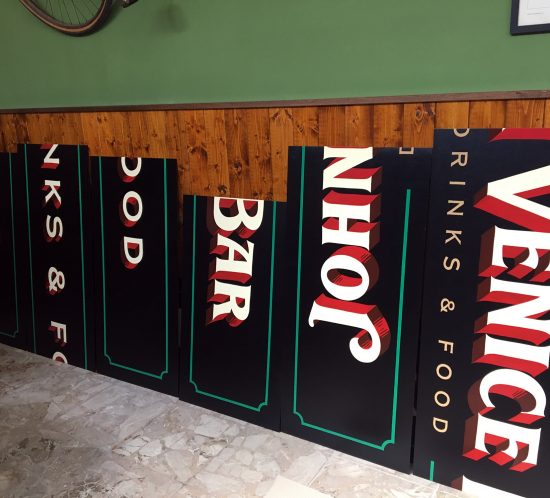 Insegne dipinte a mano per John Venice Bar
