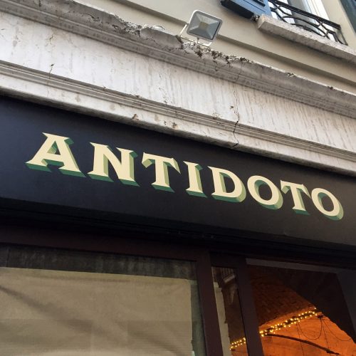 Antidoto insegna dipinta a mano cocktail bar brescia