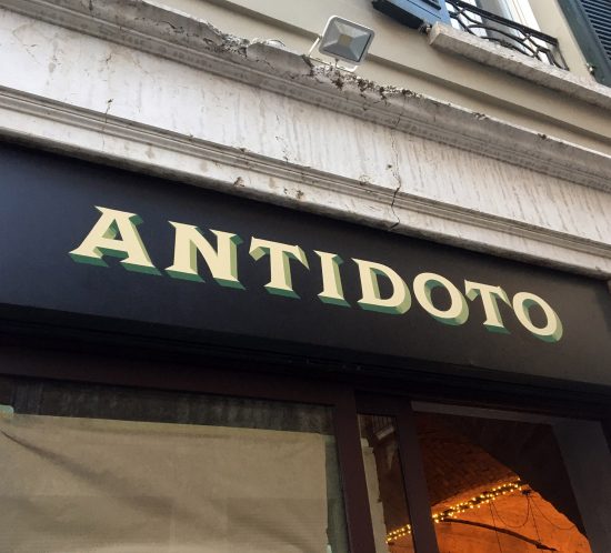 Antidoto insegna dipinta a mano cocktail bar brescia