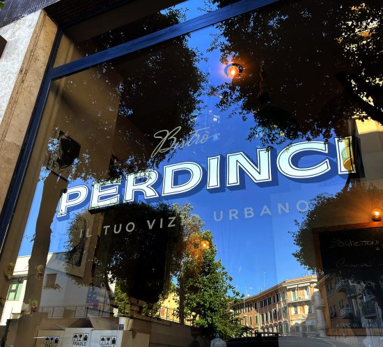 Perdinci Bistrot Roma - vetrina dipinta a mano con foglia oro a specchio