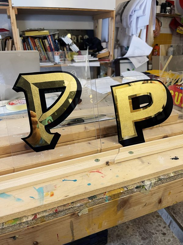 Lettere foglia oro dipinte a mano su vetro con effetto prismatico - stile vintage vecchie insegne italiane Lettere foglia oro dipinte a mano su vetro con effetto prismatico - stile vintage vecchie insegne italiane