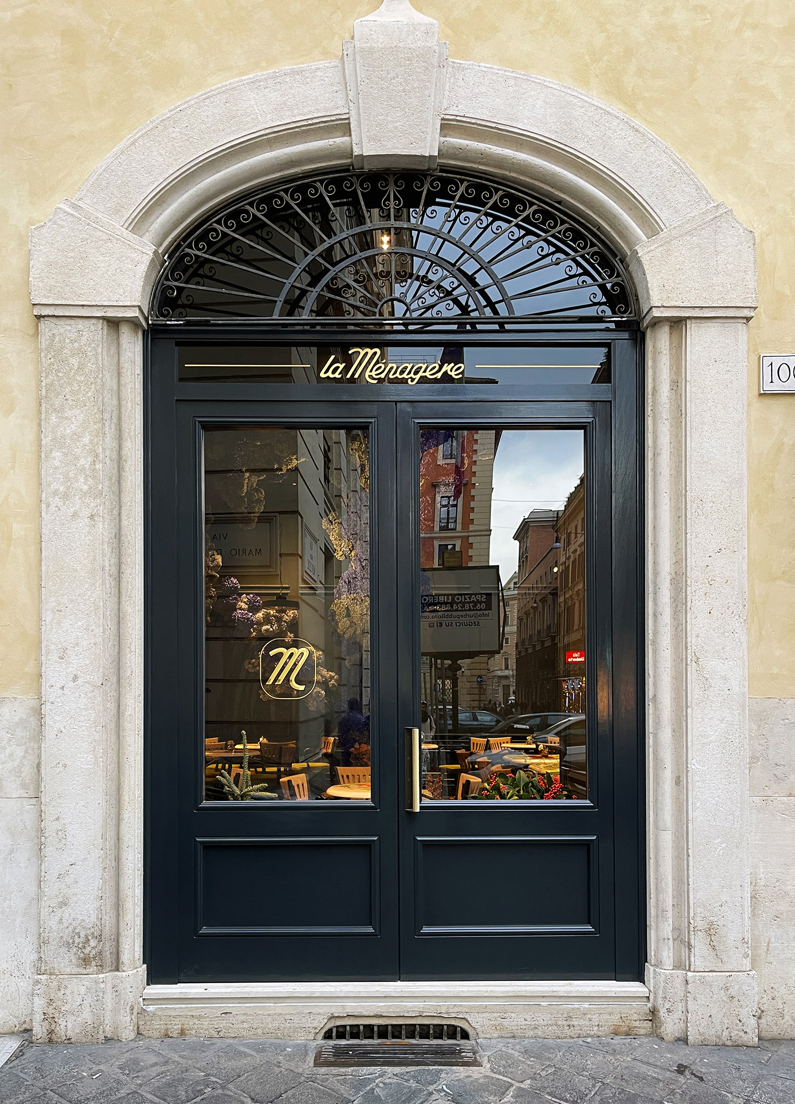 Insegne dipinte a mano con foglia oro zecchino in centro storico - La Menagere Roma