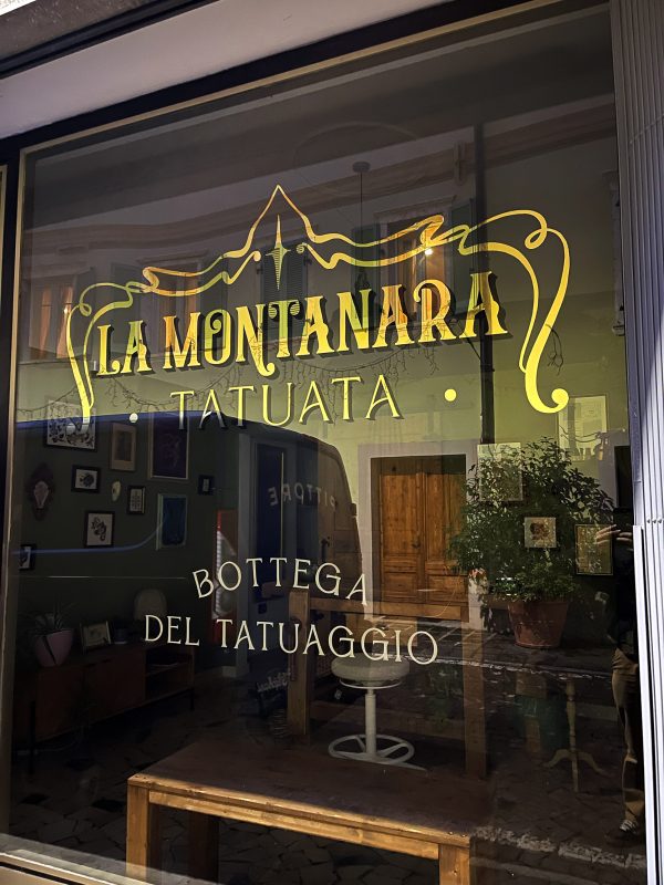 La Montanara Tatuata - vetrina dipinta a mano con foglia oro La Montanara Tatuata - vetrina dipinta a mano con foglia oro