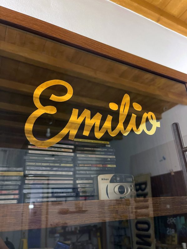 Emilio - scritta foglia oro su vetro - Italian signpainter Emilio - scritta foglia oro su vetro - Italian signpainter