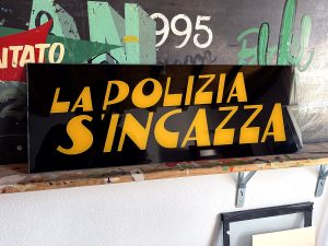 La polizia si incazza - Insegna dipinta a mano come film poliziesco poliziottesco