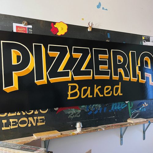 Baked Pizza Visby - Insegna dipinta a mano per la pizzeria in Svezia
