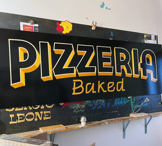 Baked Pizza Visby - Insegna dipinta a mano per la pizzeria in Svezia