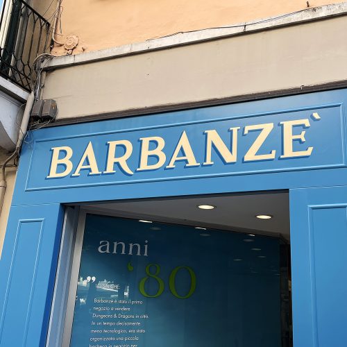 Insegna storica dipinta a mano per il negozio di giocattoli Barbanze a Brescia