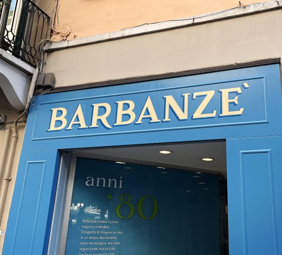 Insegna storica dipinta a mano per il negozio di giocattoli Barbanze a Brescia