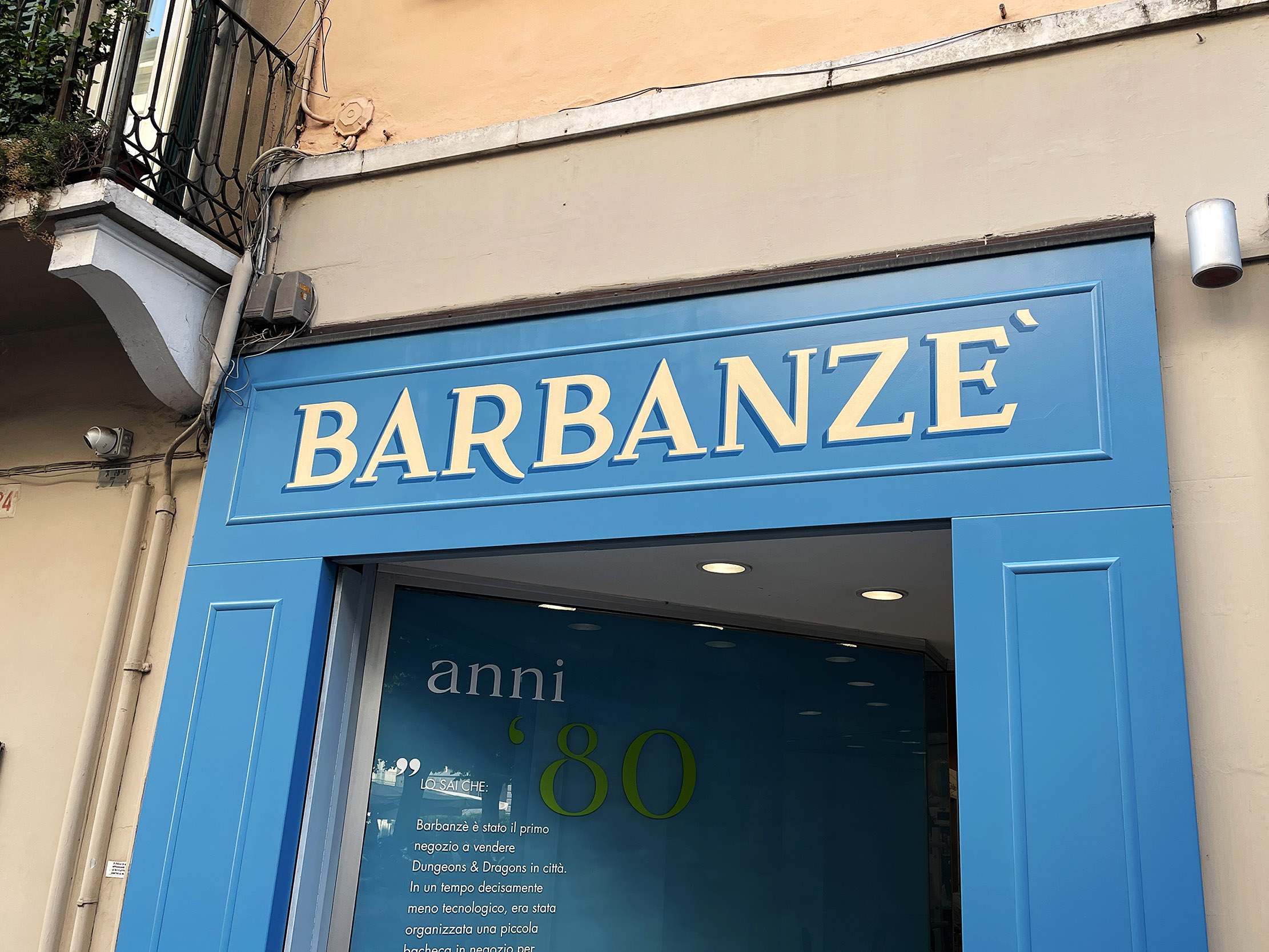 Insegna storica dipinta a mano per il negozio di giocattoli Barbanze a Brescia