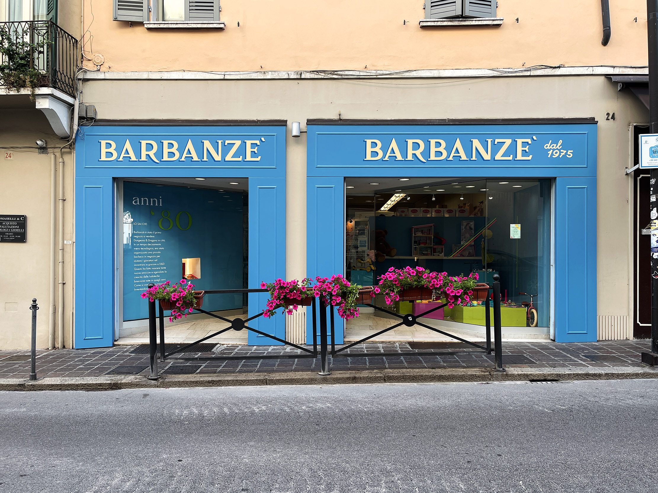 Insegne storiche dipinte a mano per il negozio di giocattoli Barbanze a Brescia