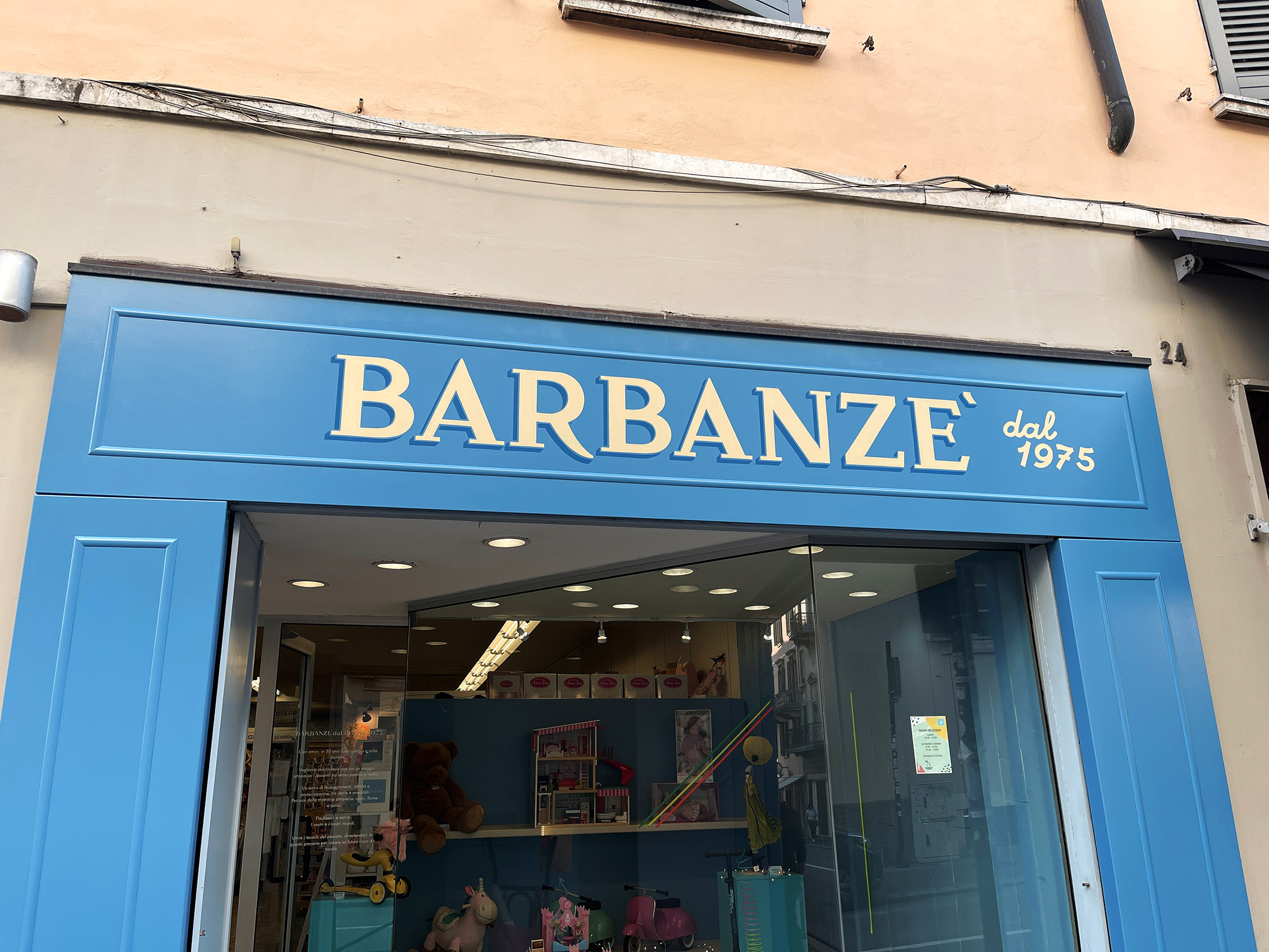 Insegna storica dipinta a mano per il negozio di giocattoli Barbanze a Brescia