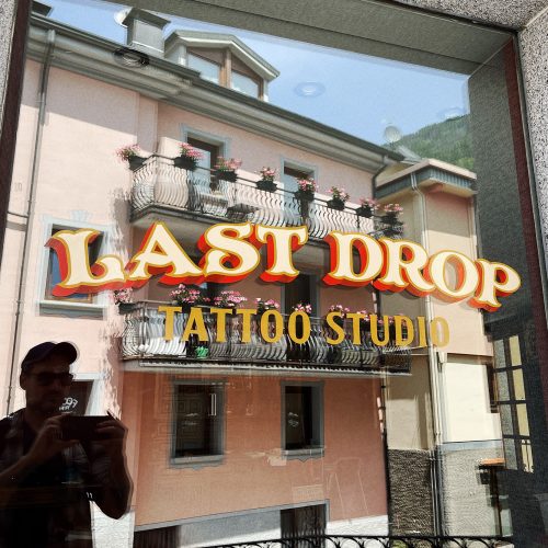 vetrina dipinta a mano Last Drop Tattoo - Ponte di Legno