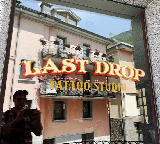 vetrina dipinta a mano Last Drop Tattoo - Ponte di Legno