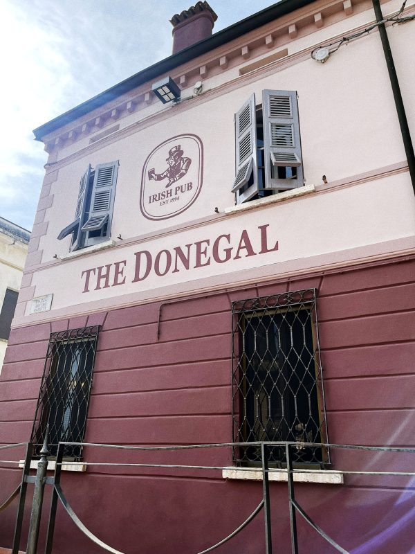The Donegal Irish Pub Castellucchio Mantova - insegna dipinta su muro The Donegal Irish Pub Castellucchio Mantova - insegna dipinta su muro