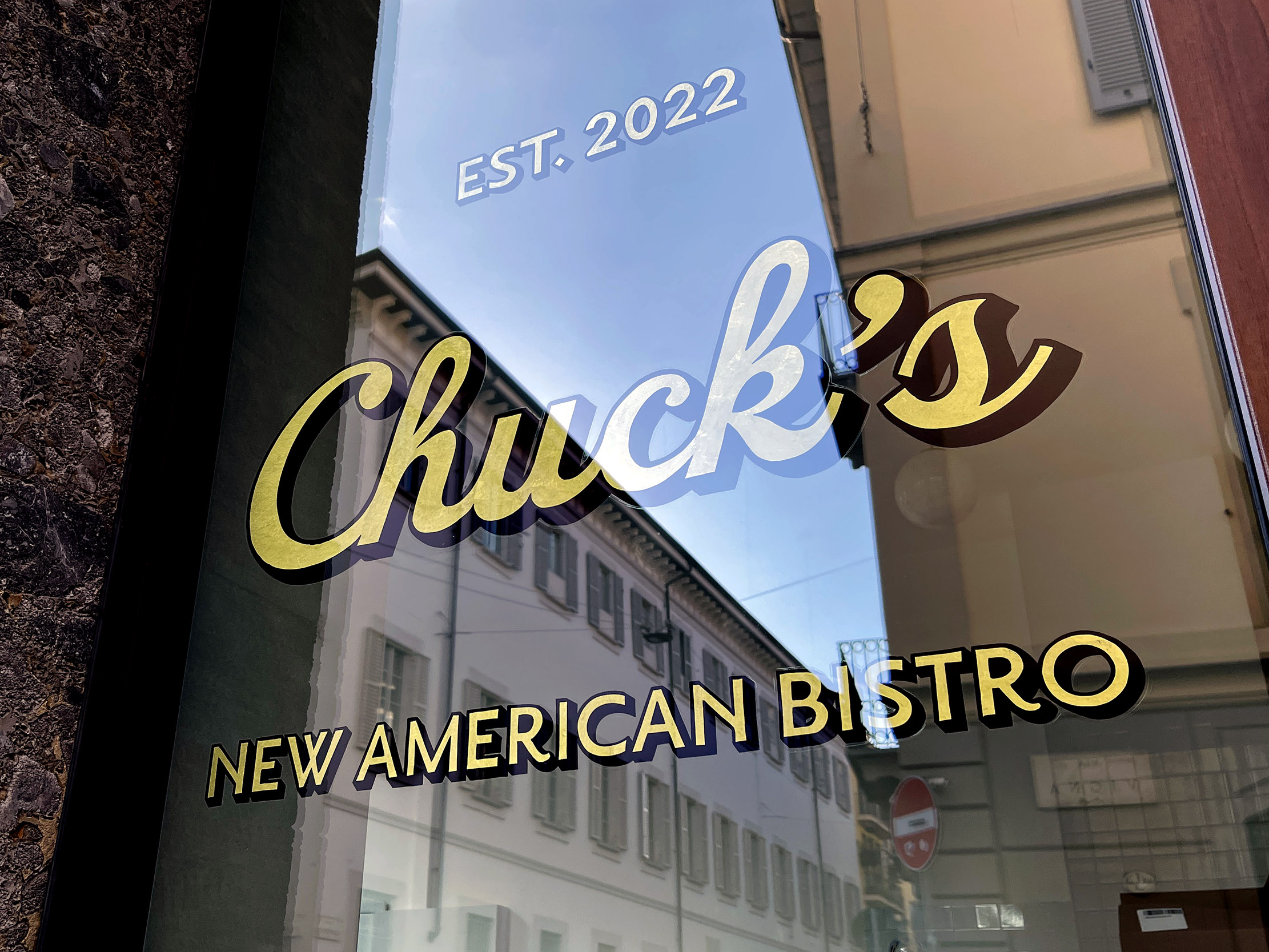 Chuck's Milano American Bistro - insegna dipinta a mano foglia oro